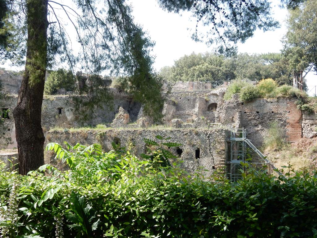 VIII.2.39 Pompeii. June 2019. Looking north at rear towards lower, middle and upper remaining floors.
Photo courtesy of Buzz Ferebee.