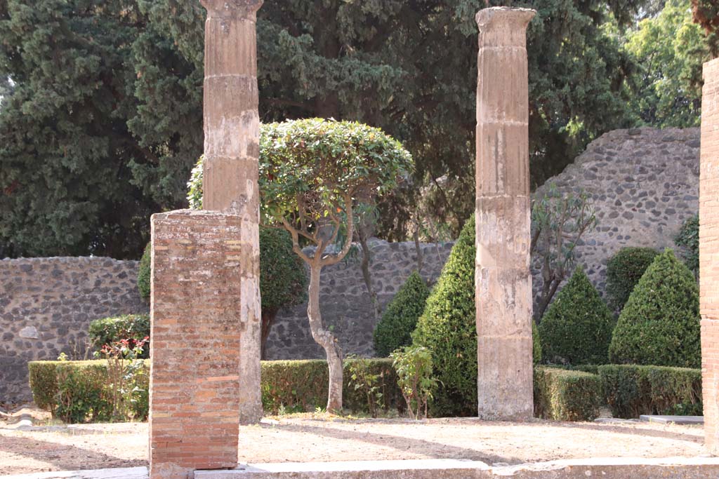 VIII.5.28 Pompeii. September 2019. Room 10, looking south to north portico and peristyle garden. Photo courtesy of Klaus Heese.
