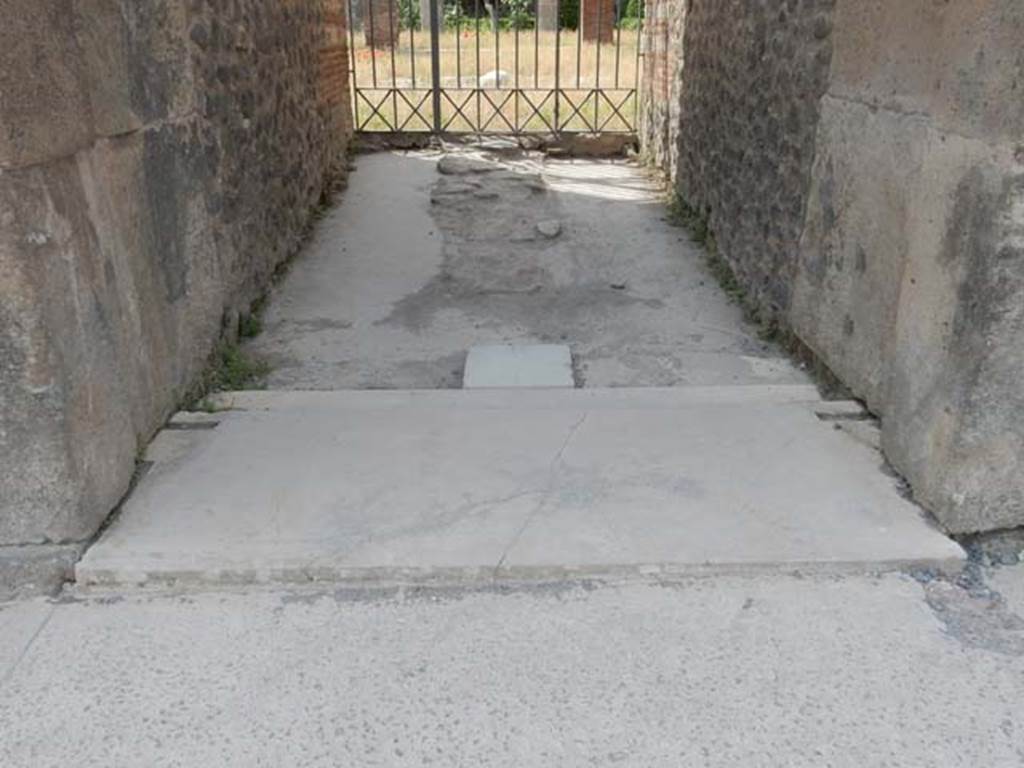 VIII.5.28 Pompeii. May 2017. Looking south along entrance corridor from entrance threshold. Photo courtesy of Buzz Ferebee.