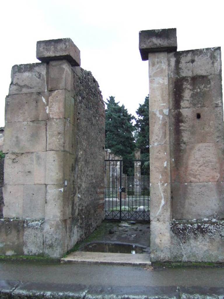 VIII.5.28 Pompeii. December 2004. Entrance.