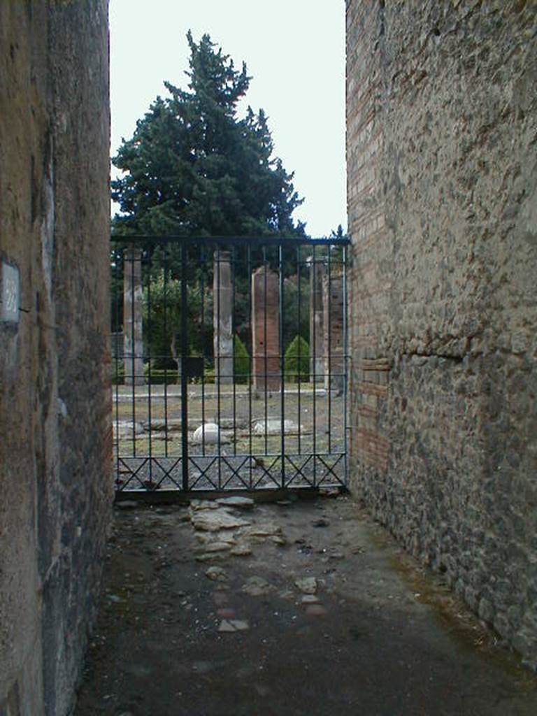VIII.5.28 Pompeii. September 2004. Entrance corridor.