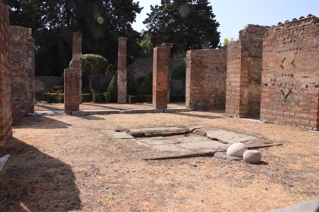 VIII.5.28 Pompeii. September 2019. Room 1, atrium, looking south across impluvium.
Photo courtesy of Klaus Heese.