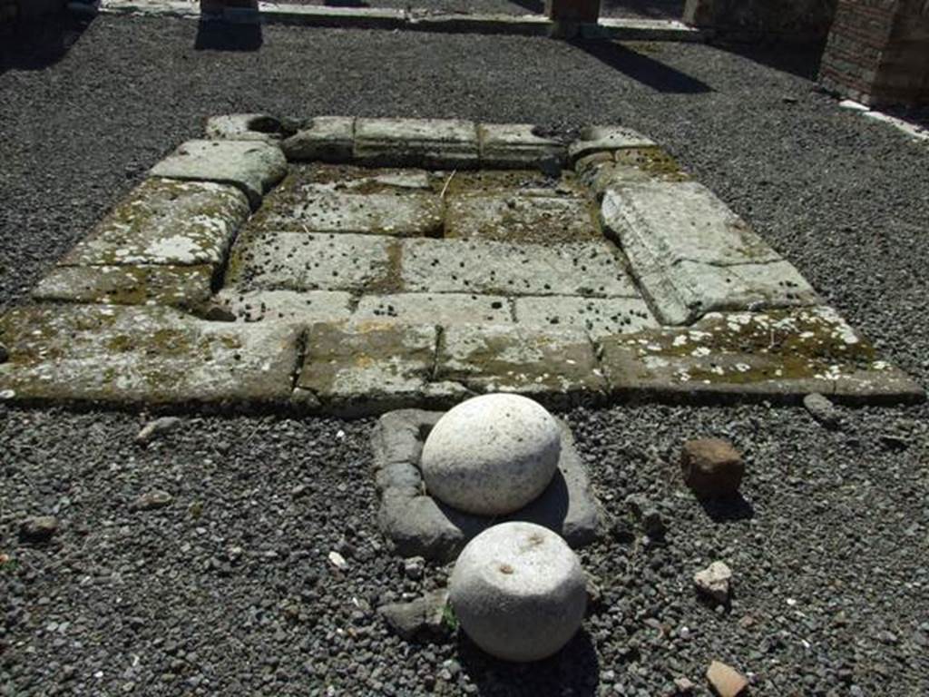 VIII.5.28 Pompeii. March 2009. Room 1. Atrium. Impluvium.