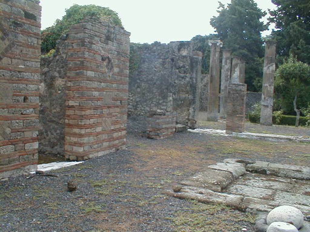 VIII.5.28 Pompeii. September 2004. Looking south east across atrium.