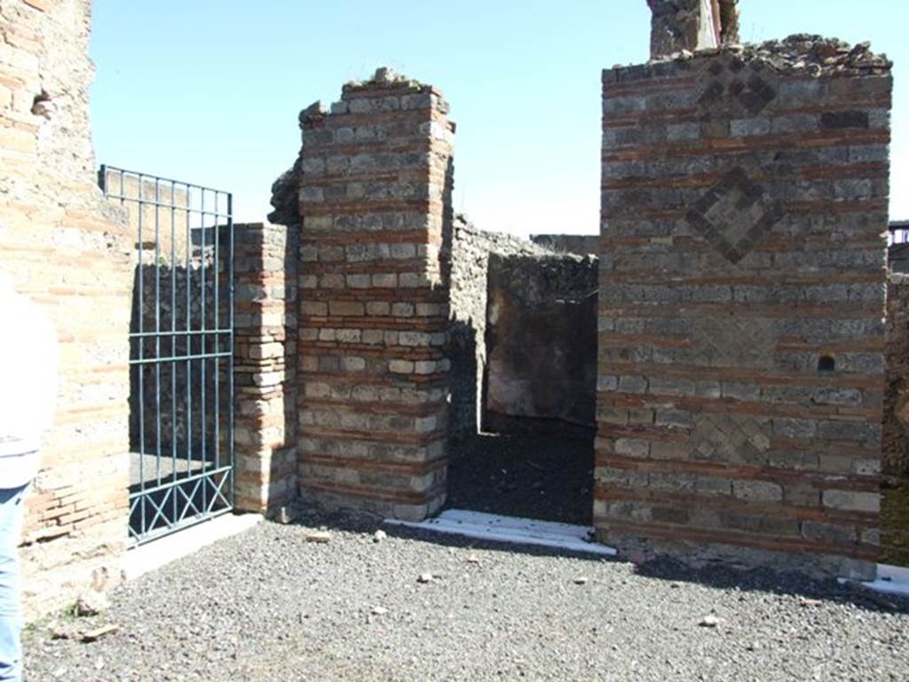 VIII.5.28 Pompeii. March 2009. North east corner of Atrium. Doorways to VIII.5.29 and to Room 2.