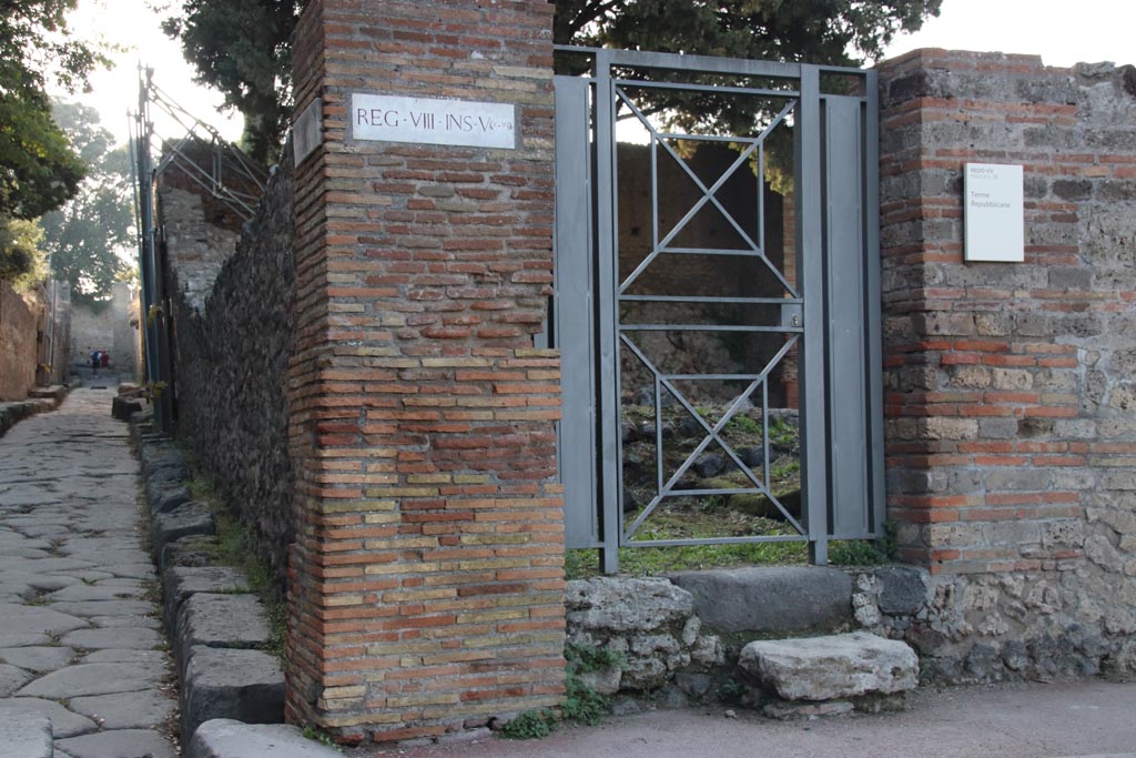VIII.5.36 Pompeii. October 2023.
Looking west along Vicolo delle Pareti Rosse on south side of present-day entrance doorway. Photo courtesy of Klaus Heese.