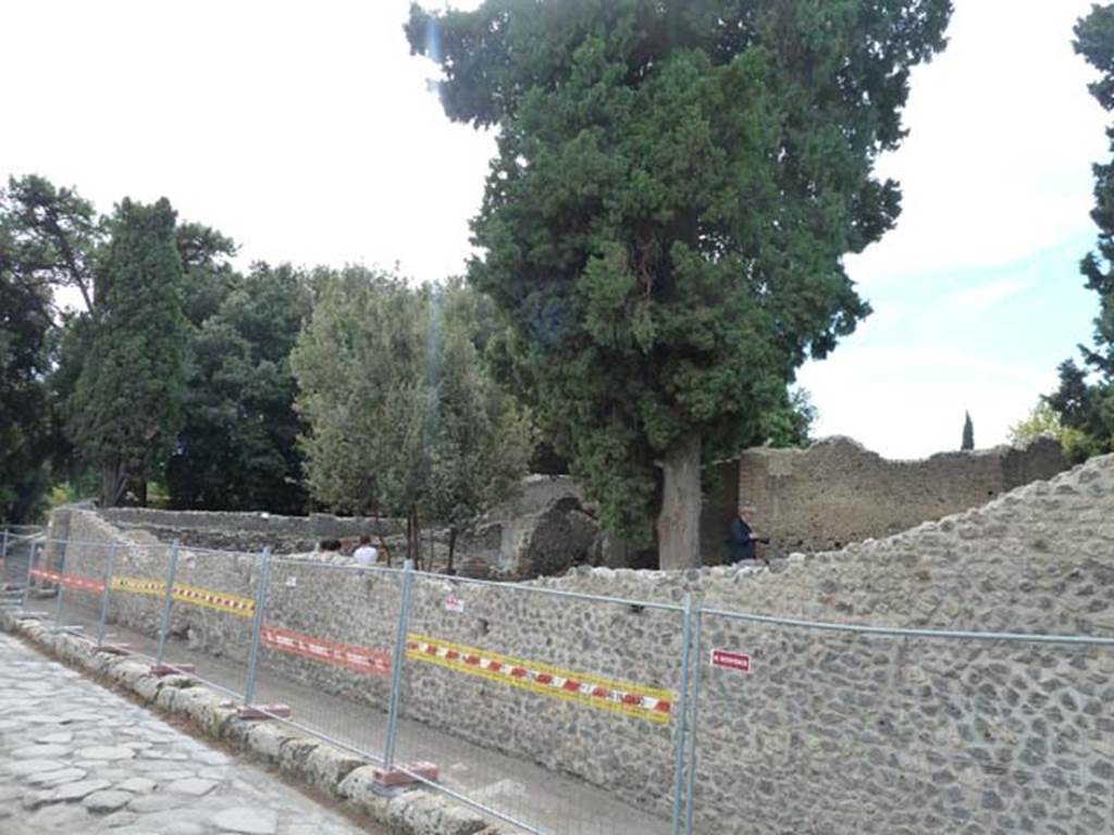 VIII.5.36 Pompeii. September 2015. Looking south-west along wall on west side of Via del Teatri.