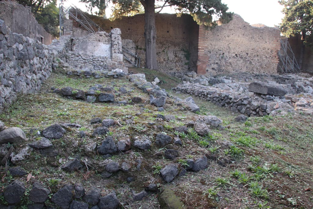 VIII.5.36 Pompeii. October 2023. Looking west from entrance doorway. Photo courtesy of Klaus Heese.