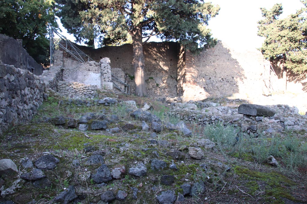 VIII.5.36 Pompeii. October 2022. Looking west from entrance doorway. Photo courtesy of Klaus Heese.