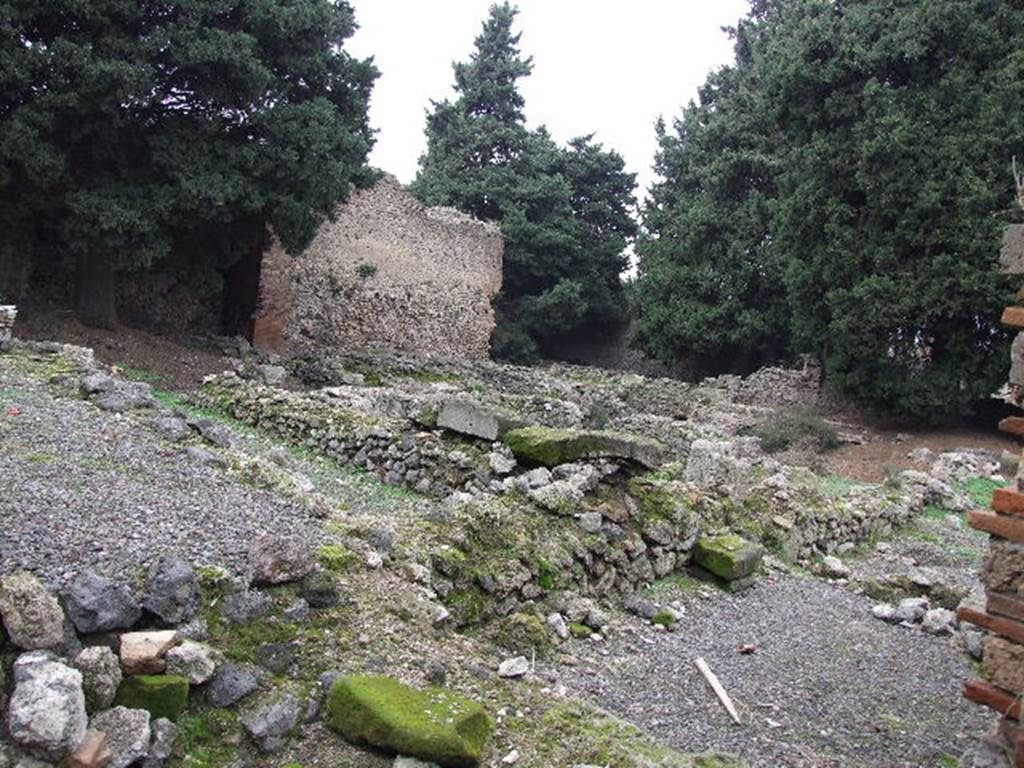 VIII.5.36 Pompeii. December 2006. Looking north west from entrance.