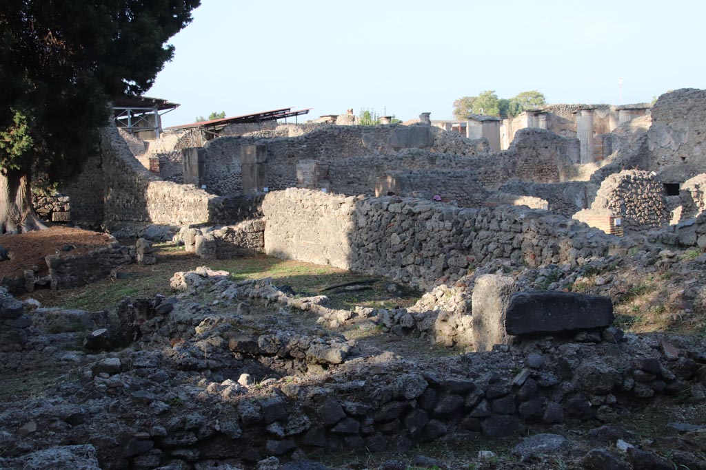 VIII.5.36 Pompeii. October 2023. Looking north-east from Vicolo delle Pareti Rosse. Photo courtesy of Klaus Heese.