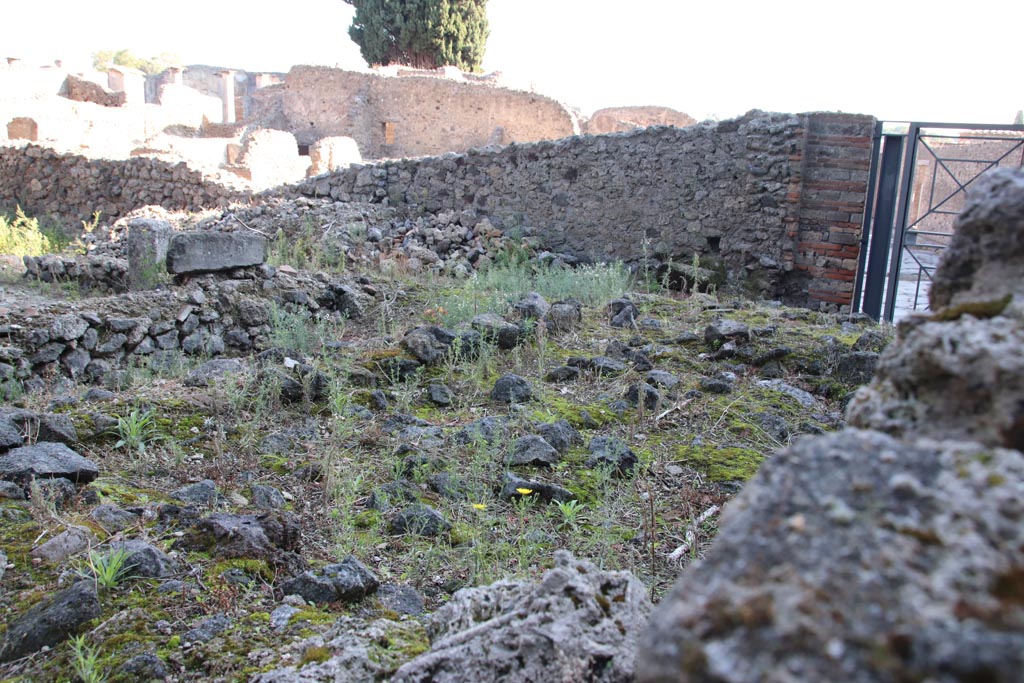 VIII.5.36 Pompeii. October 2022. Looking east from Vicolo delle Pareti Rosse. Photo courtesy of Klaus Heese.