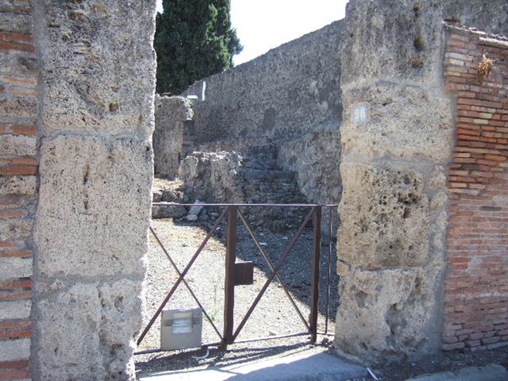 VIII.7.26 Pompeii. September 2005. Entrance doorway on Via del Tempio d�Iside, looking south.