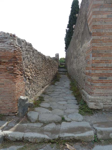 VIII.7.27 Pompeii. September 2010. ID Plate on west side of entrance.
Photo courtesy of Drew Baker.