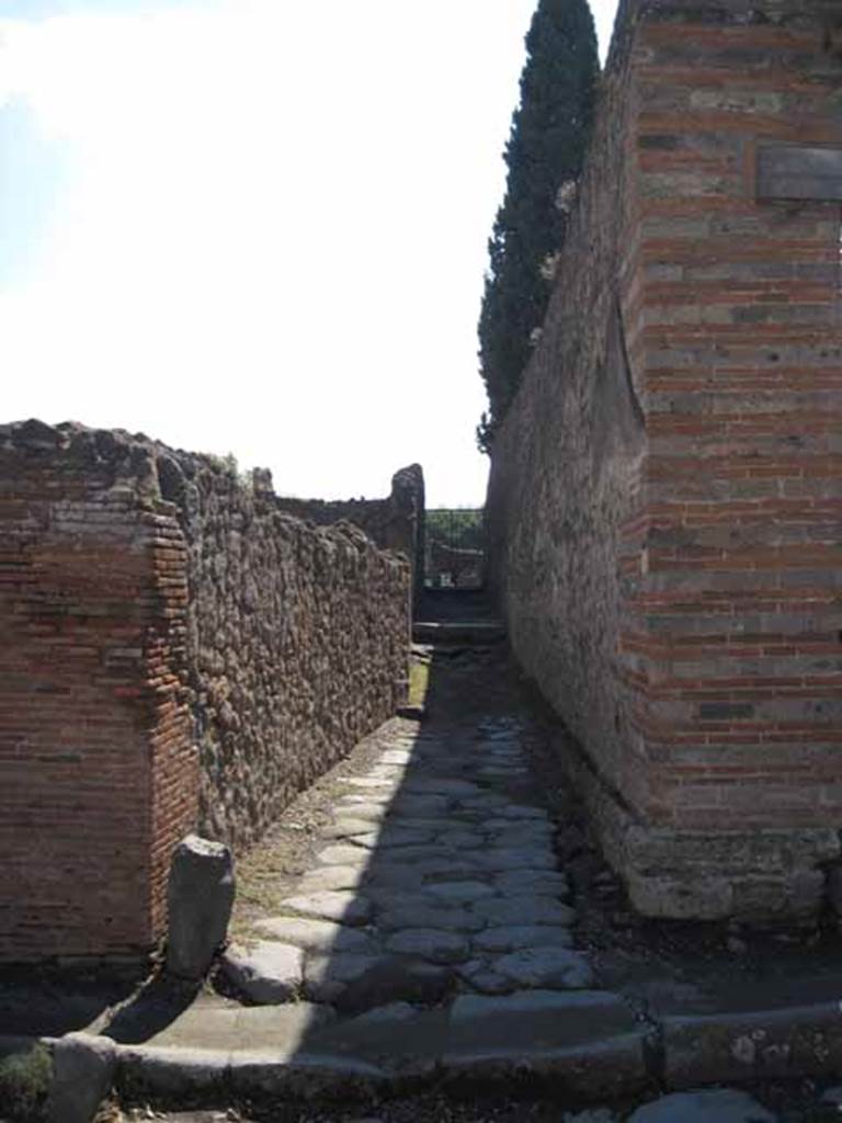 VIII.7.27 Pompeii. September 2010. Entrance to passage looking north onto Via del Tempio d'Iside. Photo courtesy of Drew Baker.