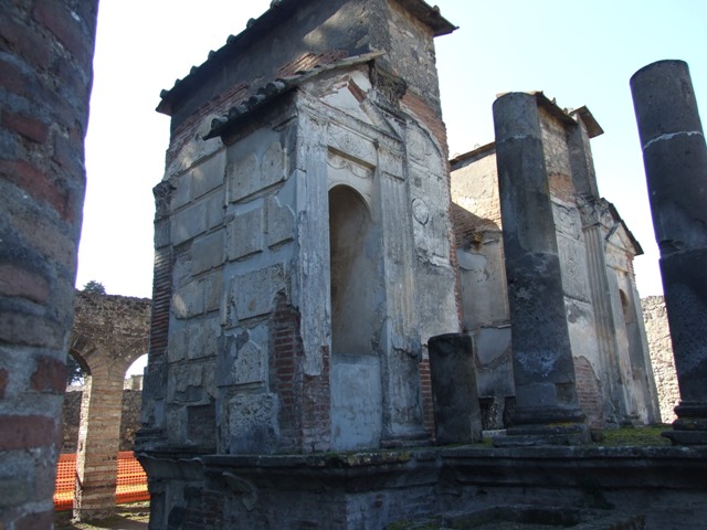 VIII.7.28 Pompeii.  December 2007. Looking east along north portico.