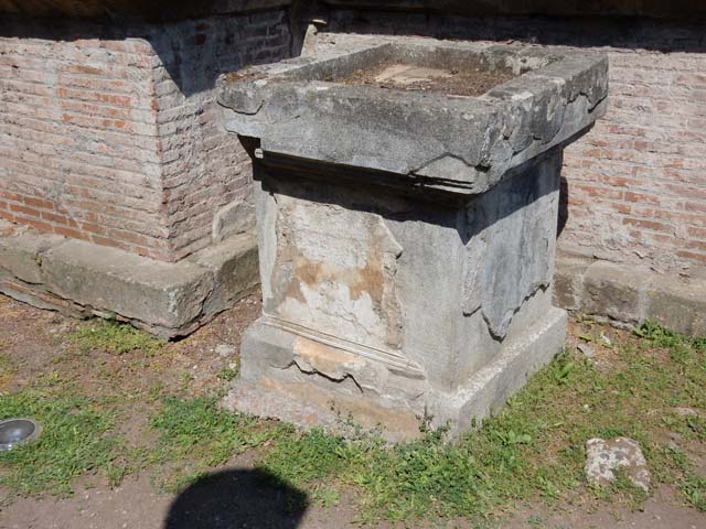 VIII.7.28 Pompeii.  March 2009. South wall of Priest�s Dining room.