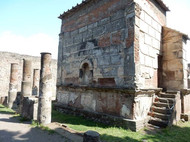 VIII.7.28 Pompeii.  May 2006. Niche in north wall.