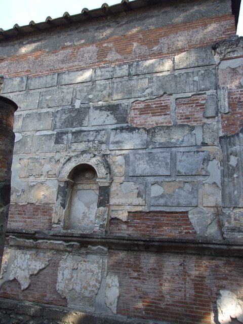 VIII.7.28 Pompeii.  March 2009. Remains of structure against west wall in Kitchen.