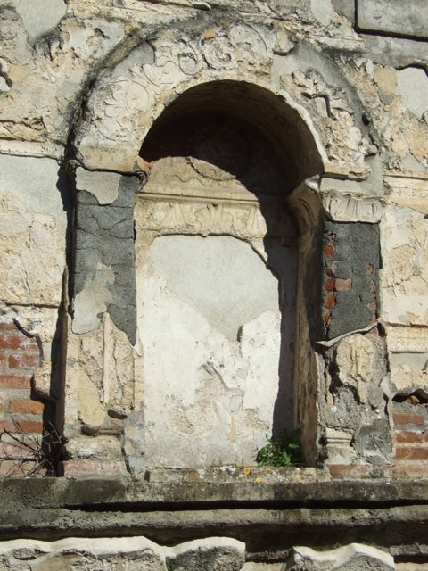 VIII.7.28 Pompeii.  March 2009. Remains of structure against west wall in Kitchen.