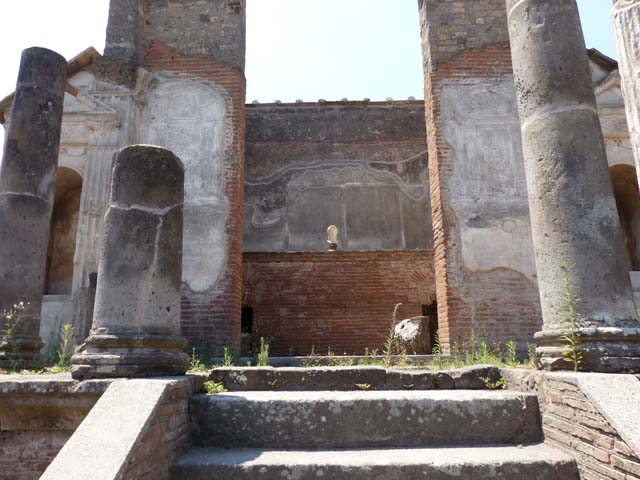 VIII.7.28 Found in Temple of Isis or Tempio di Iside. Painting of Two lionesses found in portico.  Now in Naples Archaeological Museum.