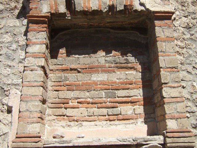 VIII.7.28 Found in Temple of Isis or Tempio di Iside. Painted left panel of the west wall of the Ekklesiasterion.  Now in Naples Archaeological Museum.