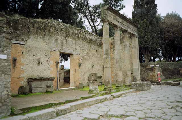 VIII.7.30 Pompeii. May 2010. Looking across Via del Tempio d’Iside to entrance, fountain and Via dei Teatri. Photo courtesy of Rick Bauer.