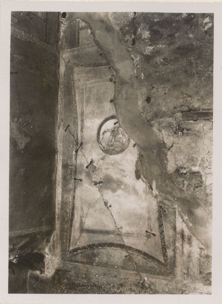 IX.1.7 Pompeii. Pre-1942. Panel on west wall in south-west corner.
On the west wall the panel represents drapery stretched out, with a medallion in the middle.
On the south wall is the panel with Nike (see my (Warscher’s)Codex IX.1).
(Sulla parete occidentale il pannello rappresenta un panneggio steso con un medaglione al centro.
Sulla parete sud era il pannello con Nike (vedi il mio codice IX.1).
See Warscher, T. 1942. Catalogo illustrato degli affreschi del Museo Nazionale di Napoli. Sala LXXIX. Vol.1. Rome, Swedish Institute