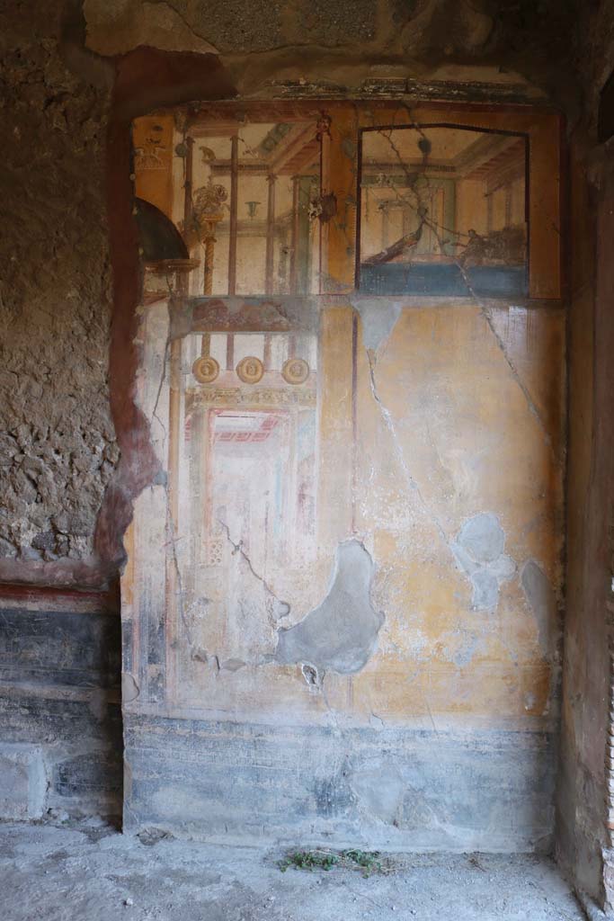IX.1.7 Pompeii. December 2018.
North wall in north-east corner of triclinium with painted decoration. Photo courtesy of Aude Durand.