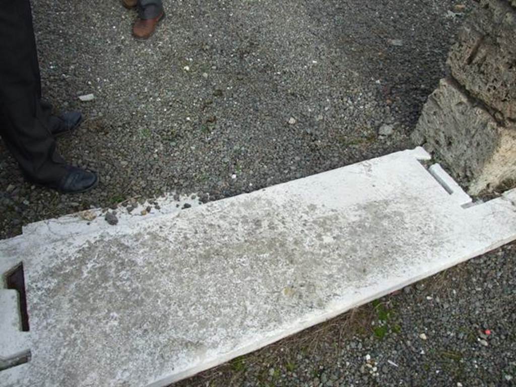 IX.1.20 Pompeii. December 2007. Marble sill at entrance.