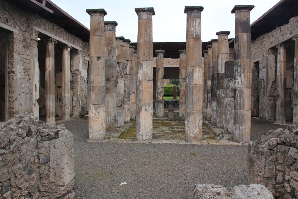 IX.1.20 Pompeii. April 2014. Room 2, atrium, with 16 tufa columns around impluvium, rim and basin floor. Looking north.
Photo courtesy of Klaus Heese.