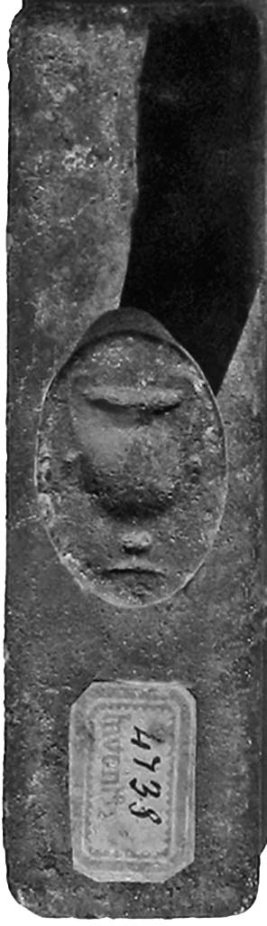 IX.2.16 Pompeii. 4th March 1869.
Urn symbol on handle of seal attributed to Tito Decio (?) Panthera, found in the atrium.
Now in Naples Archaeological Museum. Inventory number 4738.