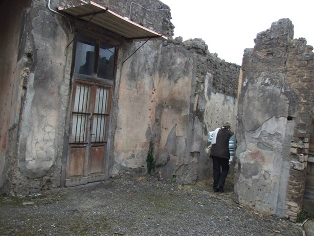 IX.2.16 Pompeii. December 2007. South-west corner of atrium, with doorway to cubiculum and corridor leading to garden area and the rear entrance at IX.2.15. According to Bragantini, The floor of the cubiculum was of black and white mosaic. The north wall of the cubiculum had a black dado. The middle zone was red with an aedicula with the painting of Artemis and Acteon, which was on the west of the doorway. Above it on a purple frieze was a painting of the death of Pelias.
See Bragantini, de Vos, Badoni, 1986. Pitture e Pavimenti di Pompei, Parte 3. Rome: ICCD. (p.413-4, cubicolo ‘b’)
See BdI, 1871, (p.200-204)