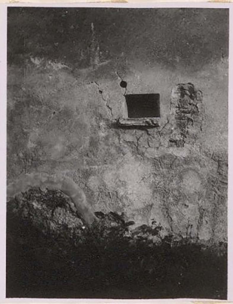 IX.2.16 Pompeii. Pre-1943. North wall of pseudo-peristyle, with niche.
According to Warscher –
this rectangular niche with projecting floor was in the north wall (height 0.22, x width 0.34, depth 0.25, and height above the floor 1.40).
See Warscher, T. Codex Topographicus Pompeianus, IX.2. (1943), Swedish Institute, Rome. (no.82.), p. 164.