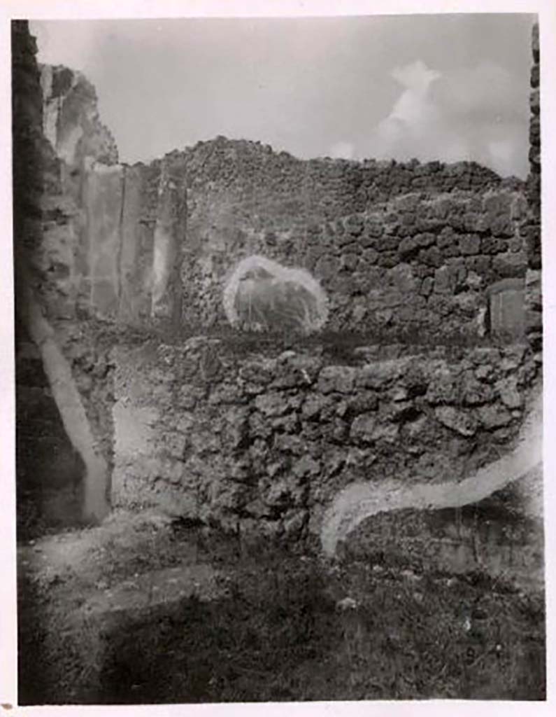IX.2.16 Pompeii. Pre-1943. Looking towards north wall. Photo by Tatiana Warscher.
According to Warscher – 
the tablinum had a spacious window to its north looking into the nearby house (IX.2.17), placed on a higher level, and from which perhaps it was divided by a wooden gate. 
See Warscher, T. Codex Topographicus Pompeianus, IX.2. (1943), Swedish Institute, Rome. (no.75.), p. 160.
