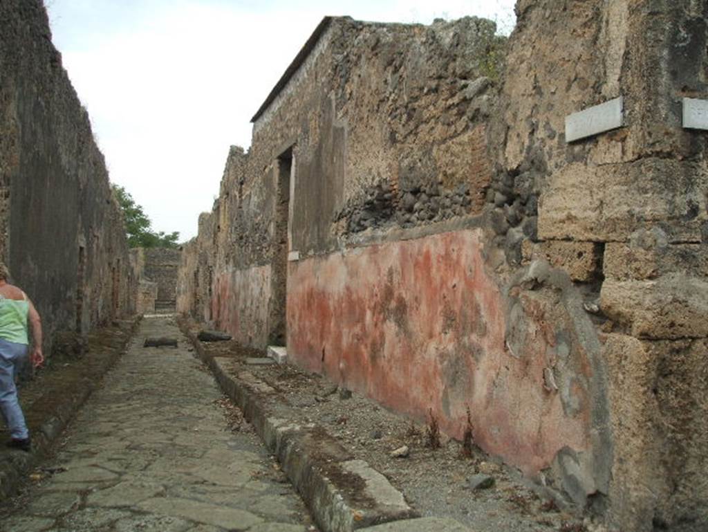 IX.1 Pompeii. May 2005. Vicolo di Balbo looking west to Via Stabiana, outside IX.2.16.
