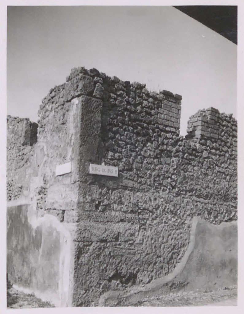 IX.2.16 Pompeii. Pre-1943. Looking towards corner with Vicolo di Balbo, on left, and Vicolo di Tesmo, on right.
See Warscher, T. 1942. Catalogo illustrato degli affreschi del Museo Nazionale di Napoli. Sala LXXXII. Vol.4. Rome, Swedish Institute.