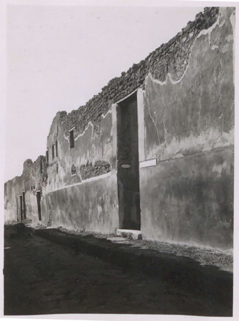 IX.2.16 Pompeii. Pre-1943. Looking west to entrance doorway on Vicolo di Balbo.
See Warscher, T. 1942. Catalogo illustrato degli affreschi del Museo Nazionale di Napoli. Sala LXXXII. Vol.4. Rome, Swedish Institute.