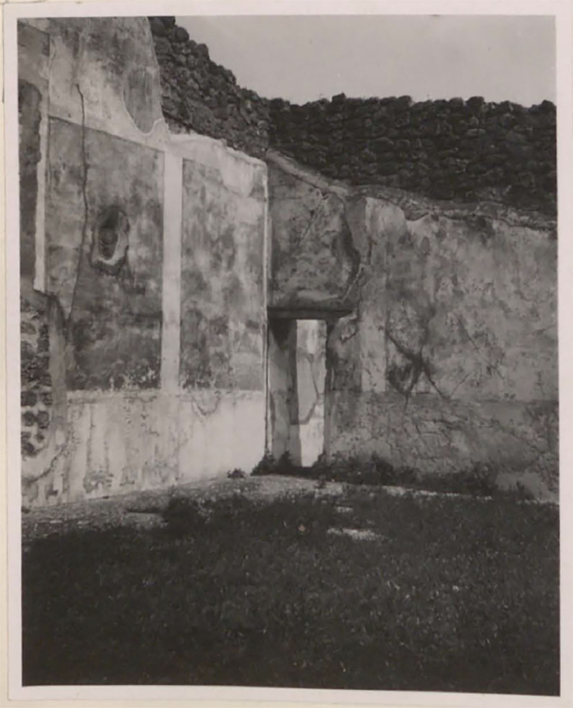 IX.2.16 Pompeii. Pre-1943. Looking towards north-east corner of atrium.
See Warscher, T. 1942. Catalogo illustrato degli affreschi del Museo Nazionale di Napoli. Sala LXXXII. Vol.4. Rome, Swedish Institute.
or See Warscher, T. Codex Topographicus Pompeianus, IX.2. (1943), Swedish Institute, Rome. (no.51a.)