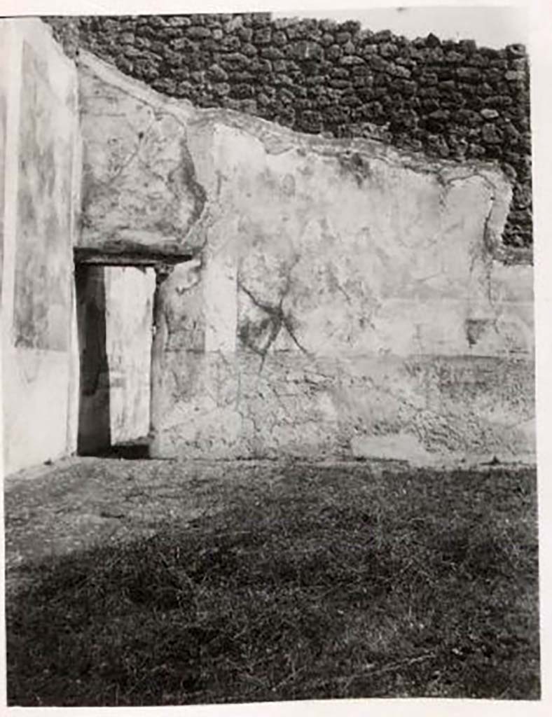 IX.2.16 Pompeii. Pre-1943. East wall at north end of atrium, with doorway to exedra. Photo by Tatiana Warscher.
According to Warscher – the painting of Hercules and Hesione has vanished (from the east wall of atrium).
Although Warscher called this room an exedra, she makes the point that this room was spacious and was probably used as a triclinium.
The decoration was rich and exquisite of which the three new paintings were part.
See Warscher, T. Codex Topographicus Pompeianus, IX.2. (1943), Swedish Institute, Rome. (no.51.), p. 119.