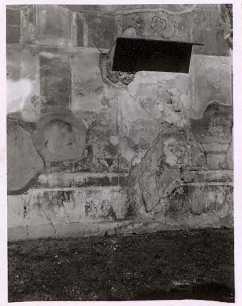 IX.2.16 Pompeii. Pre-1943. North wall of exedra/triclinium. Photo by Tatiana Warscher.
According to Warscher – in the centre of the wall was the painting of the Amazons, today one can only see a trace of the standing hero.
See Warscher, T. Codex Topographicus Pompeianus, IX.2. (1943), Swedish Institute, Rome. (no.57.), p. 131.
