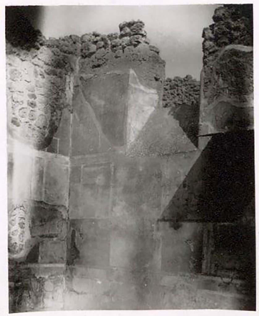 IX.2.16 Pompeii. Pre-1943. East wall in north-east corner of exedra/triclinium. Photo by Tatiana Warscher.
According to Warscher this wall has traces of IV Style wall paintings.
On the right of the window, under a small roof, one could find the wretched remains of the painting of Bellerophon.
See Warscher, T. Codex Topographicus Pompeianus, IX.2. (1943), Swedish Institute, Rome. (no.55.), p. 125.