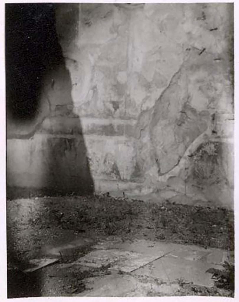 IX.2.16 Pompeii. Pre-1943. Looking north across floor. Photo by Tatiana Warscher.
According to Warscher – the floor in the centre of the room was made from slabs of coloured marble.
See Warscher, T. Codex Topographicus Pompeianus, IX.2. (1943), Swedish Institute, Rome. (no.59.), p. 135.