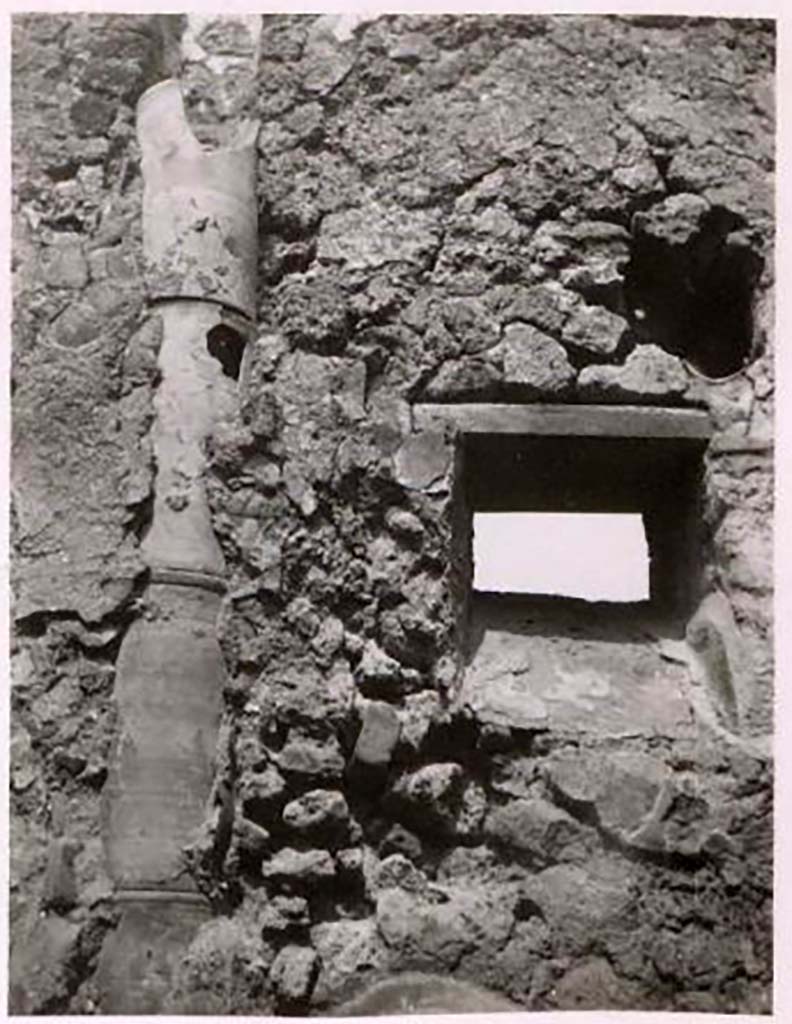 IX.2.27/28 Pompeii. Pre-1943. Downpipe and window in latrine. Photo by Tatiana Warscher.
See Warscher, T. Codex Topographicus Pompeianus, IX.2. (1943), Swedish Institute, Rome. (no.148.), p. 270.
