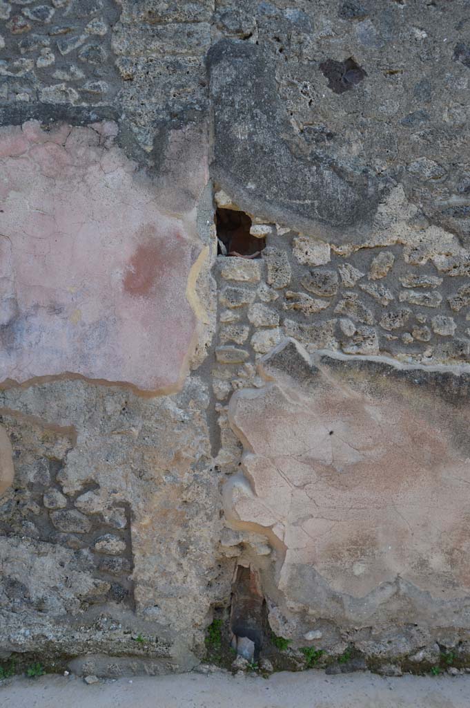 IX.2.27/26 Pompeii. March 2019.
Front façade wall, separation between IX.2.26, on left, and IX.2.27, on right.
Foto Taylor Lauritsen, ERC Grant 681269 DÉCOR.