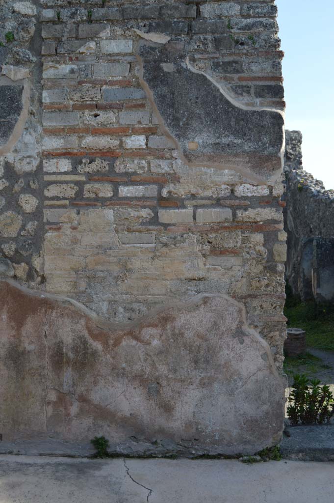 IX.2.27 Pompeii. March 2019. Looking south towards pilaster on east side of doorway.
Foto Taylor Lauritsen, ERC Grant 681269 DÉCOR.