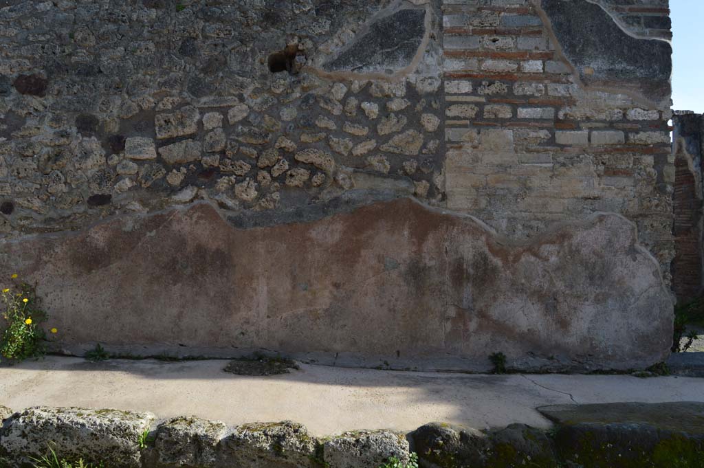 IX.2.27 Pompeii. March 2019. Painted decoration in roadway on east side of entrance doorway.
Foto Taylor Lauritsen, ERC Grant 681269 DÉCOR.