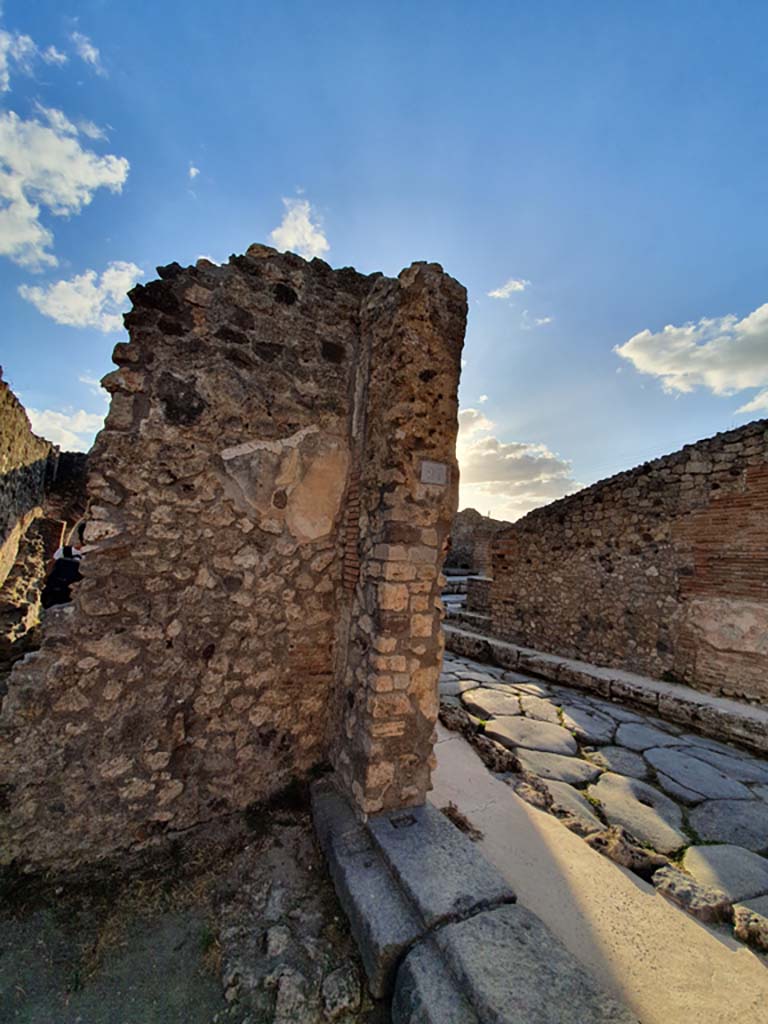 IX.2.27 Pompeii. September 2019.
Looking out into Via degli Augustali, and west side of entrance doorway.
Foto Annette Haug, ERC Grant 681269 DÉCOR.