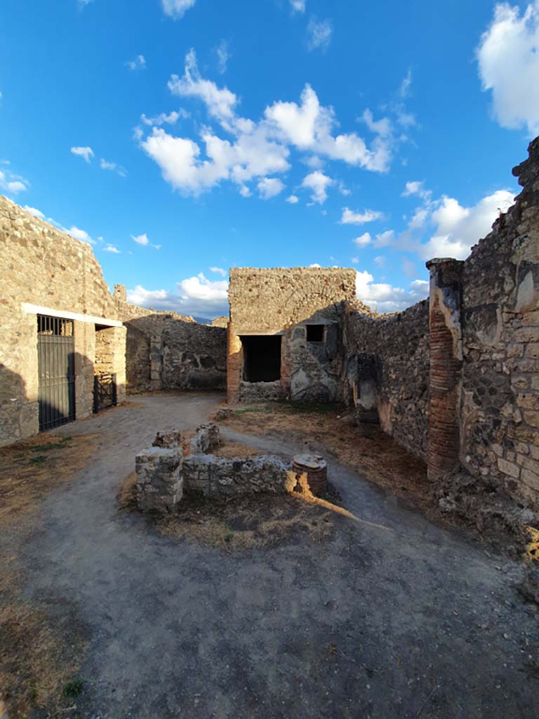 IX.2.27 Pompeii. September 2019. Looking south from entrance doorway.
Foto Annette Haug, ERC Grant 681269 DÉCOR.
