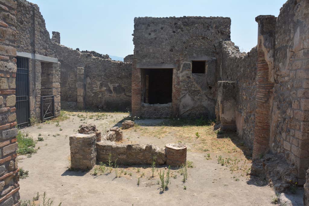 IX.2.27 Pompeii. July 2017. Looking south from entrance doorway across portico.
Foto Annette Haug, ERC Grant 681269 DÉCOR.